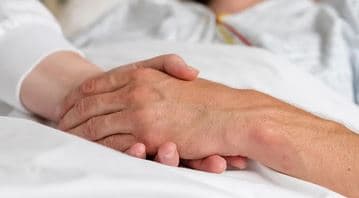 Fin de vie : 74 % des médecins pour la légalisation de l'aide active à mourir